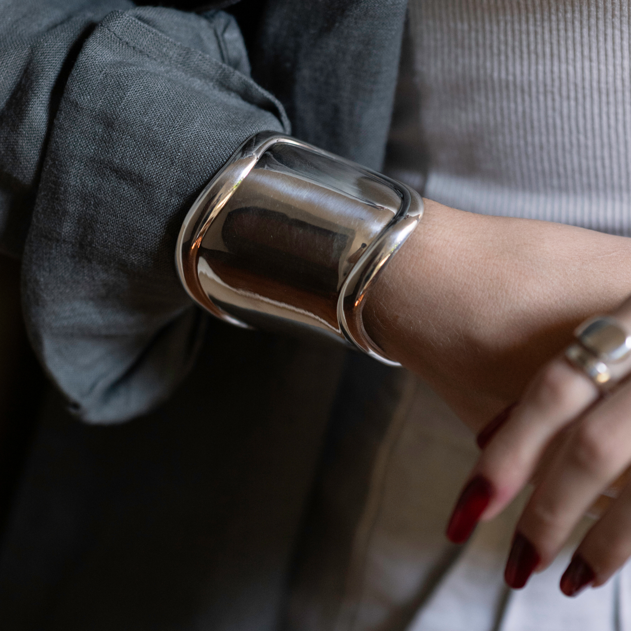 CUFF ANCHO ASIMÉTRICO