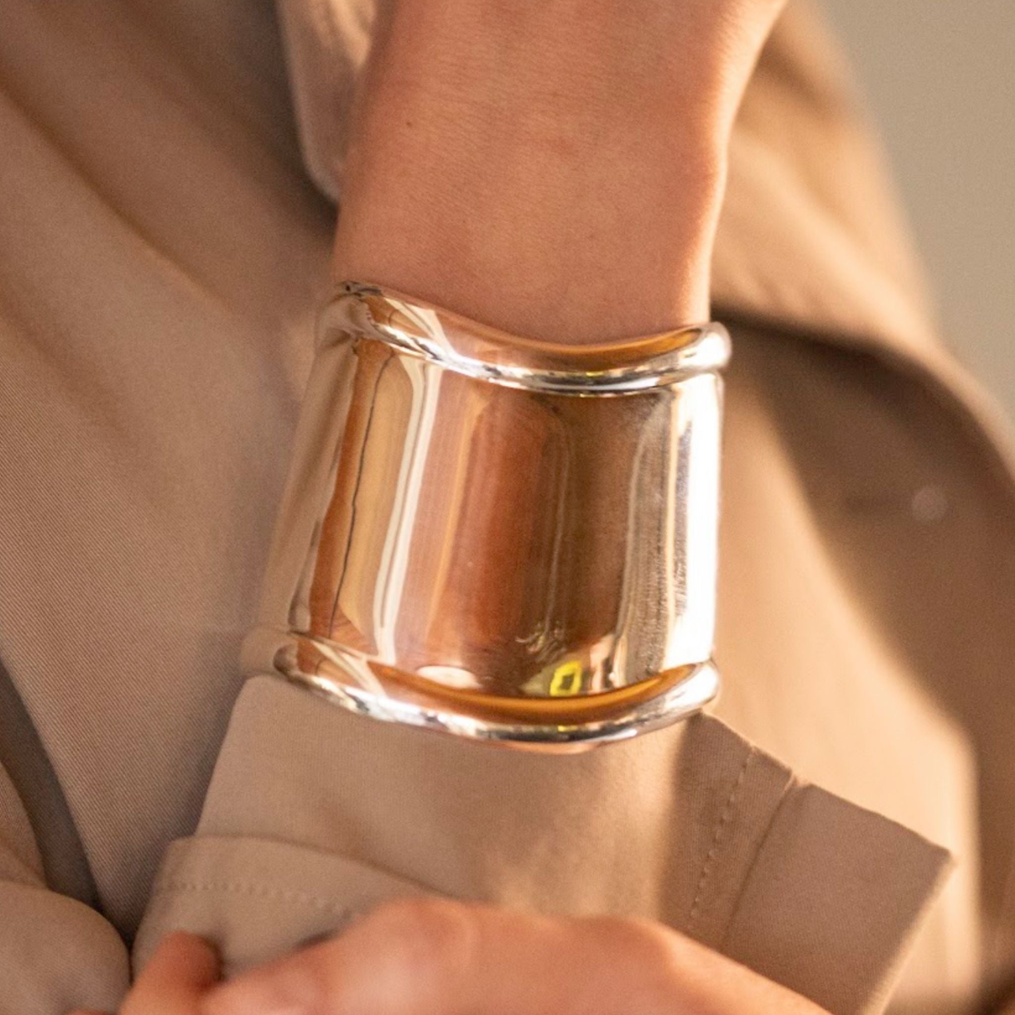 CUFF ANCHO ASIMÉTRICO